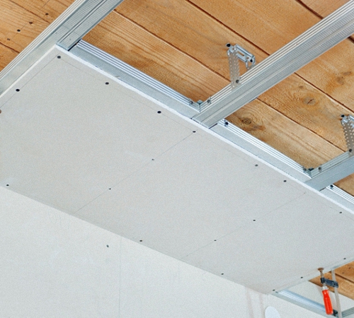 Технология монтажа гипсокартона на потолок